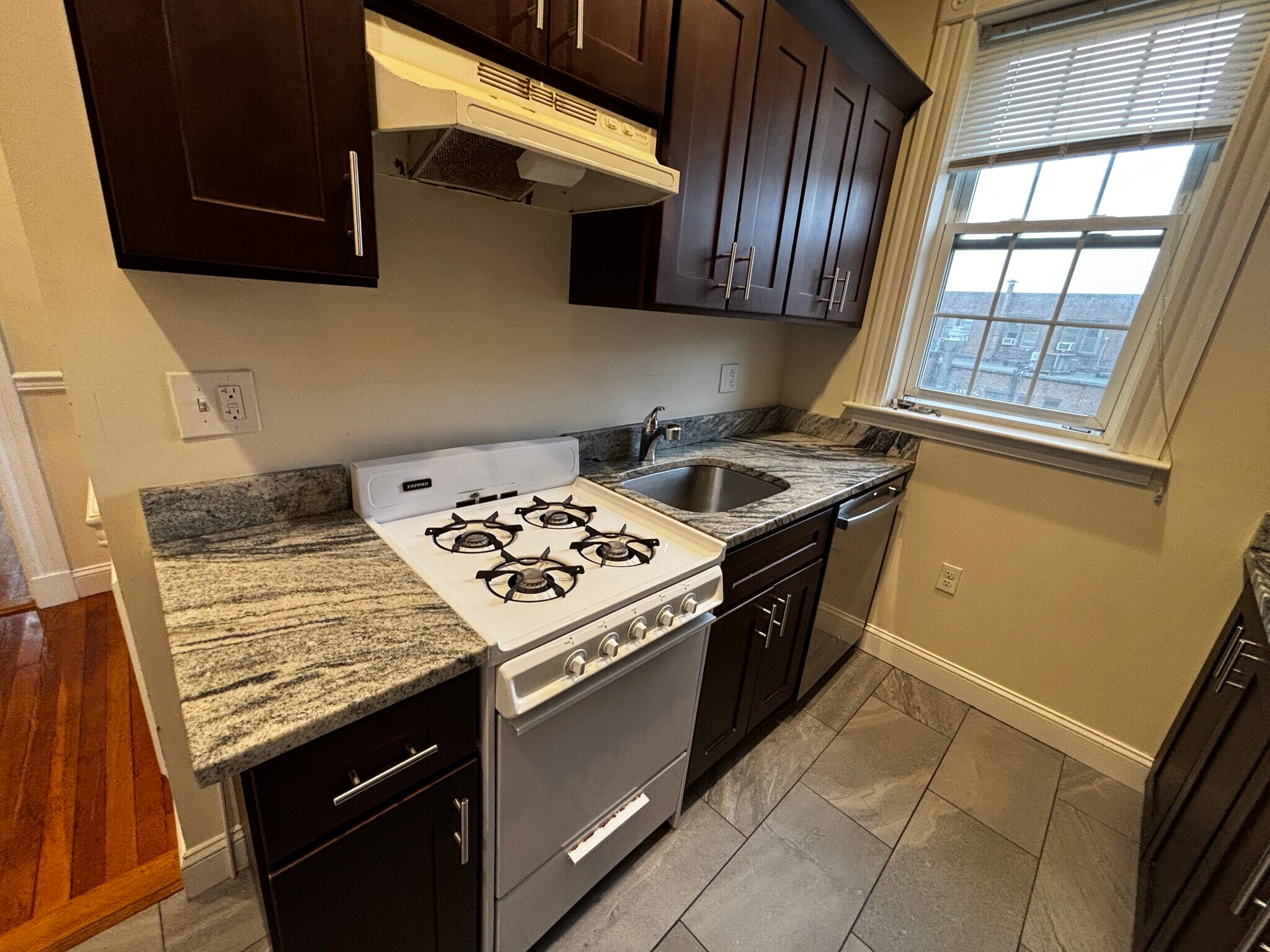 Building Photo - 18 Glenville Ave