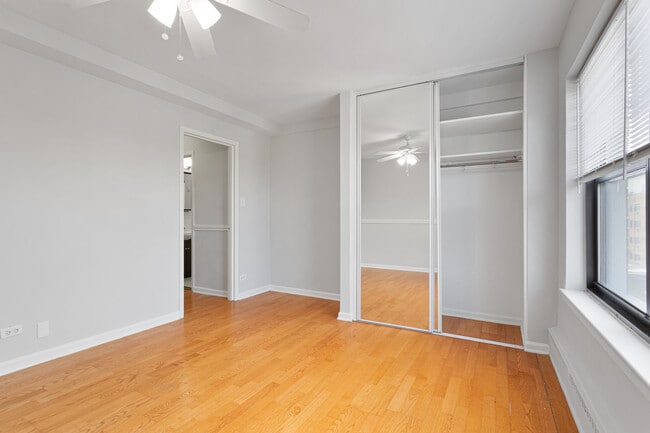 Building Photo - 5858 N Sheridan Rd