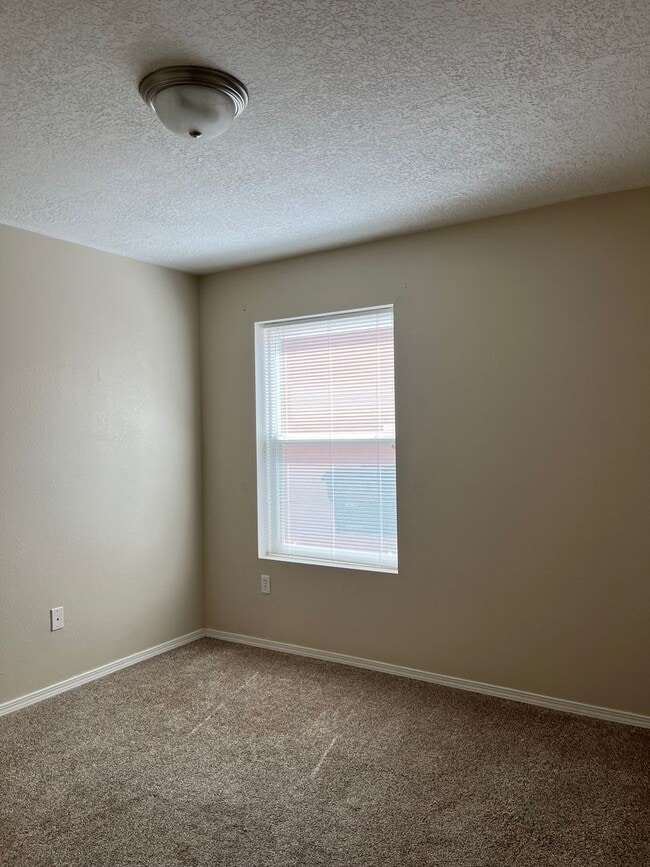 Building Photo - Fabulous 3 Bedroom Rental