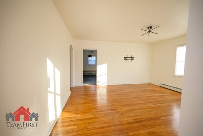 Building Photo - 1135 S Ridge Rd