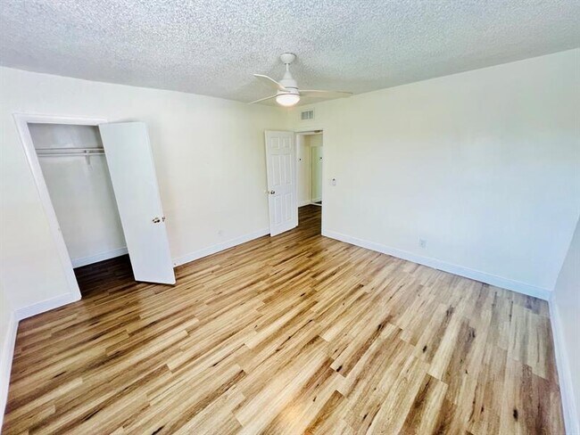 Building Photo - 1121-1123 N Andrews Ave