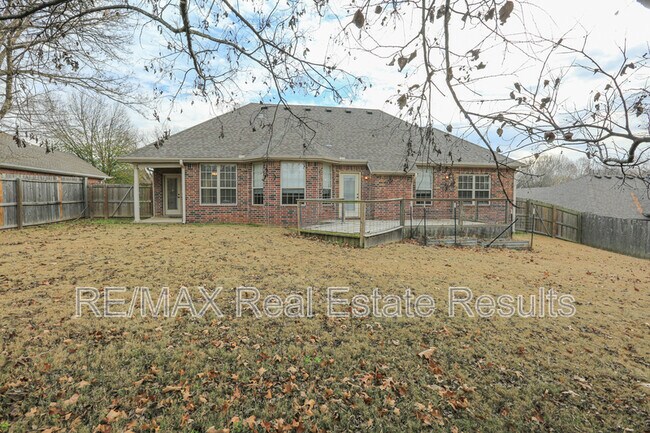 Building Photo - 303 NW Palomino St