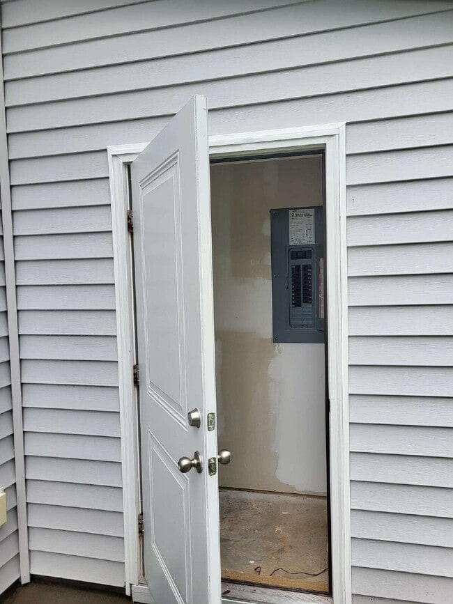 Building Photo - "Spacious Fully Furnished 4-Bedroom Townho...