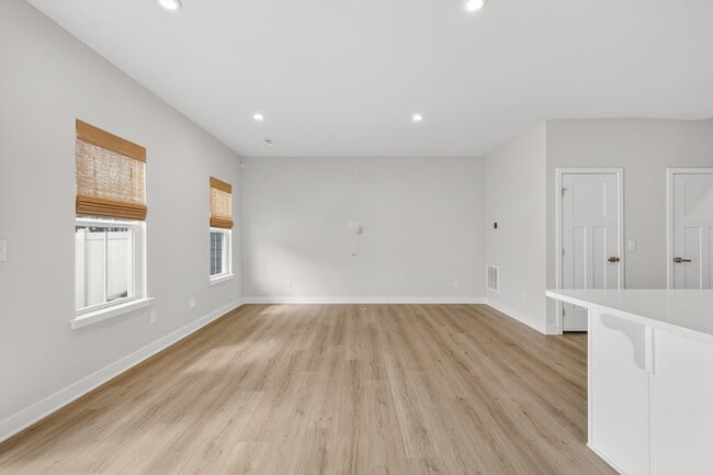 Building Photo - 1085 Duncan St