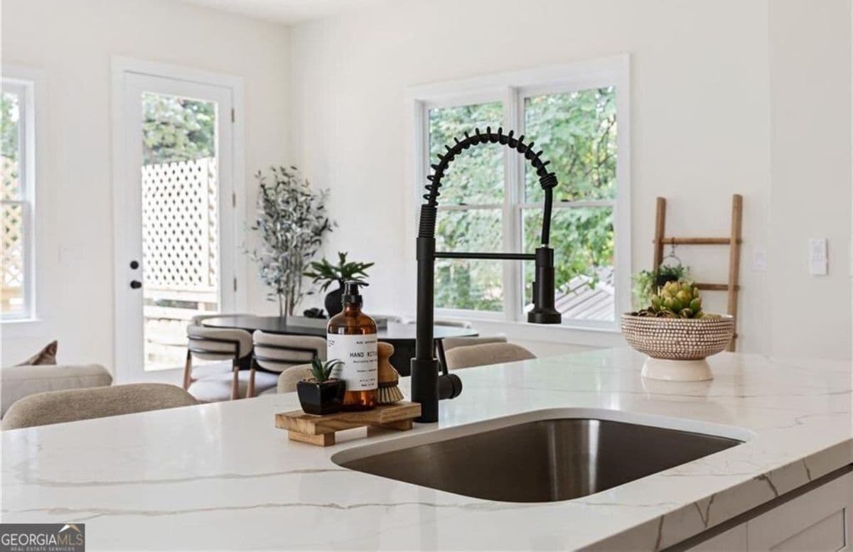 Building Photo - 1265 Oak St SW