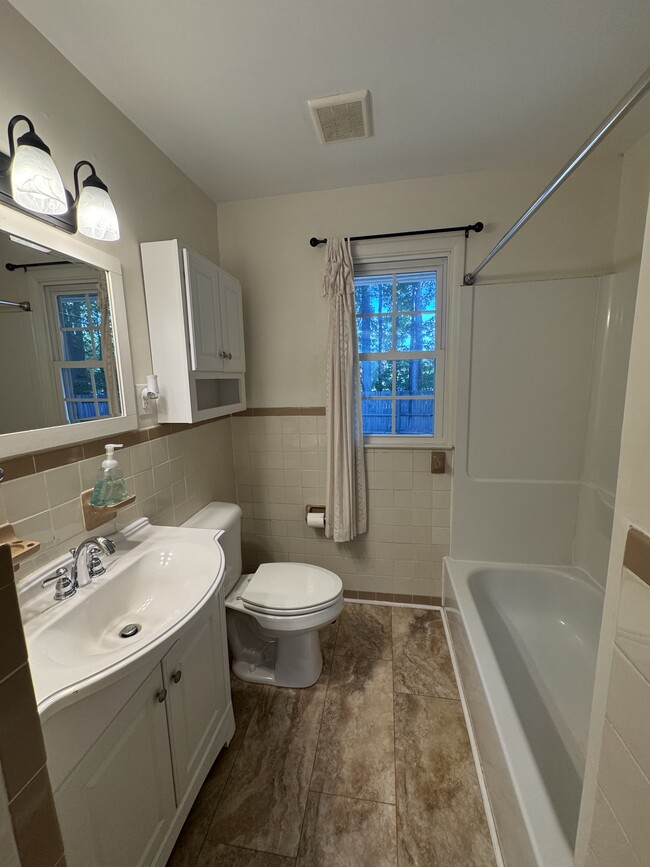 Building Photo - 20 Lenora Dr