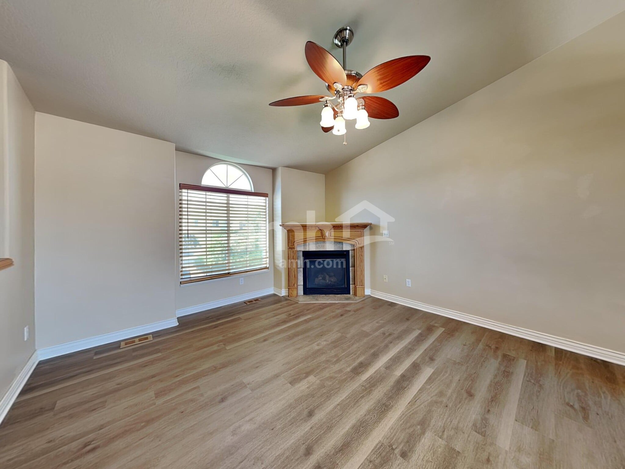 Building Photo - 340 W Oaks Dr
