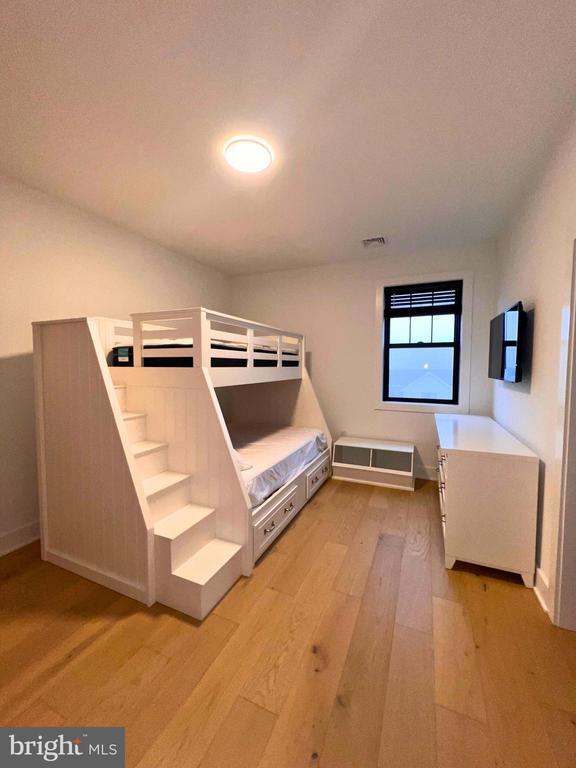 Building Photo - 986 Henry Ave