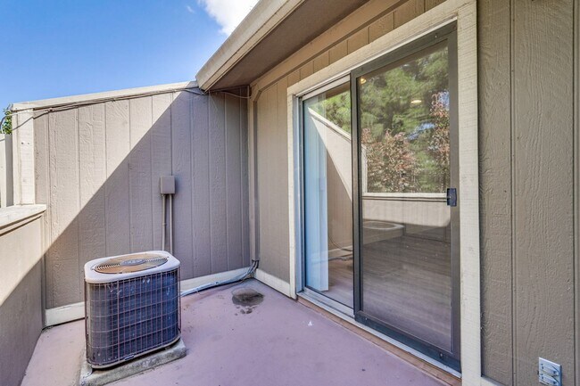 Building Photo - 2 bed 2 bath condo