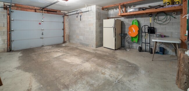 Building Photo - 348 Willow Grove Dr