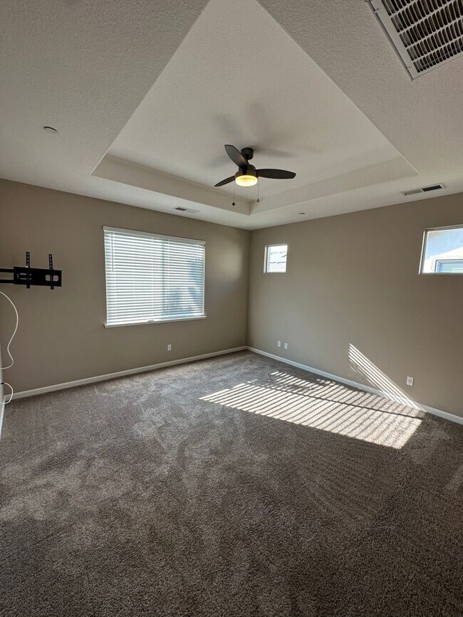Building Photo - Beautiful 3 Bed 2 Bath House in a Great Lo...