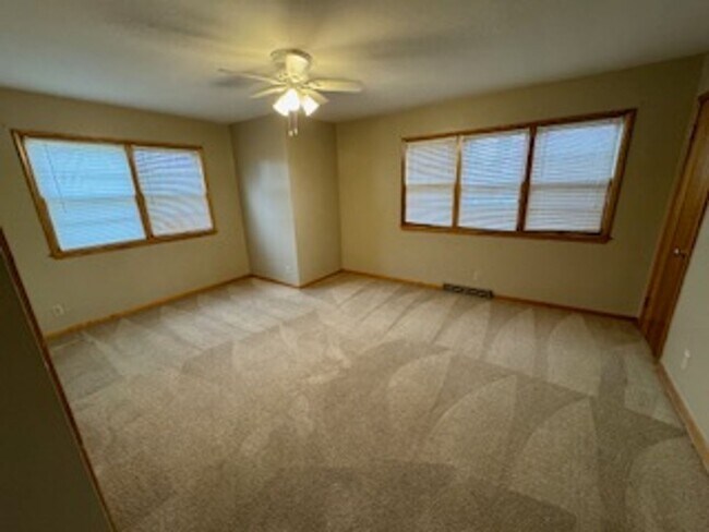 Building Photo - MOVE IN SPECIAL! 1ST MONTH RENT FREE! JUST...