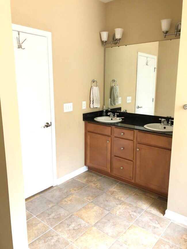 Building Photo - 5293 Cottage Cir