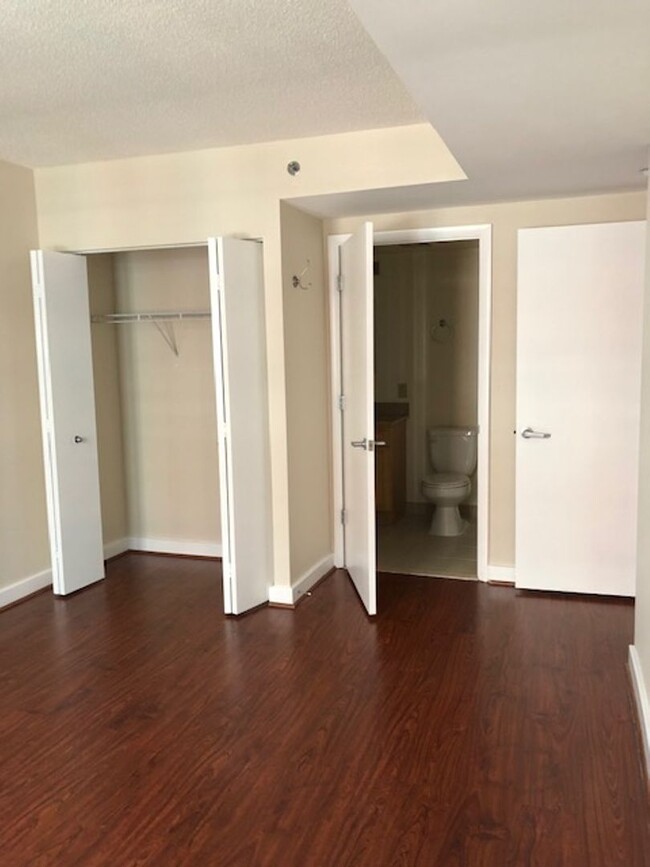 Building Photo - Bright & Spacious 2 Bed 2 Bath High-Rise C...