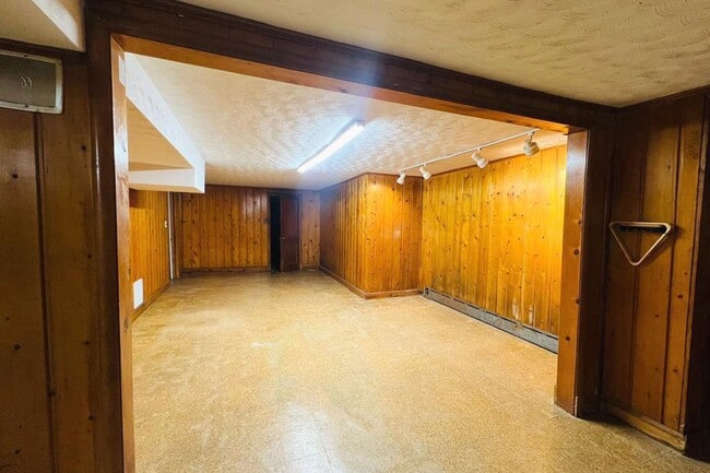 Building Photo - 3900 Laurel Rd