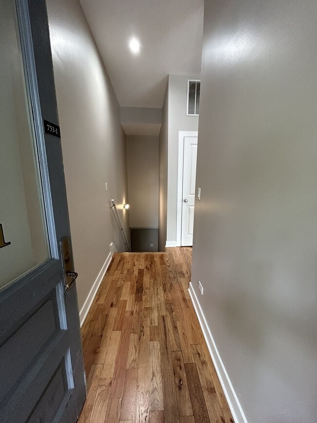 Building Photo - 753 W Buckingham Pl