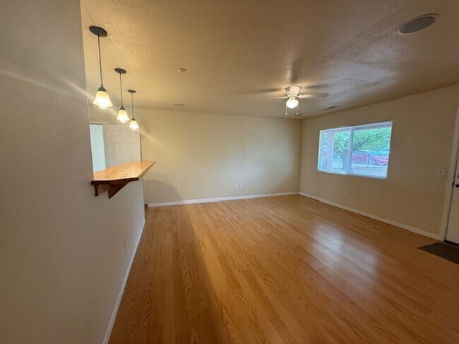 Building Photo - 2 Bedroom Home Contact Property Pros