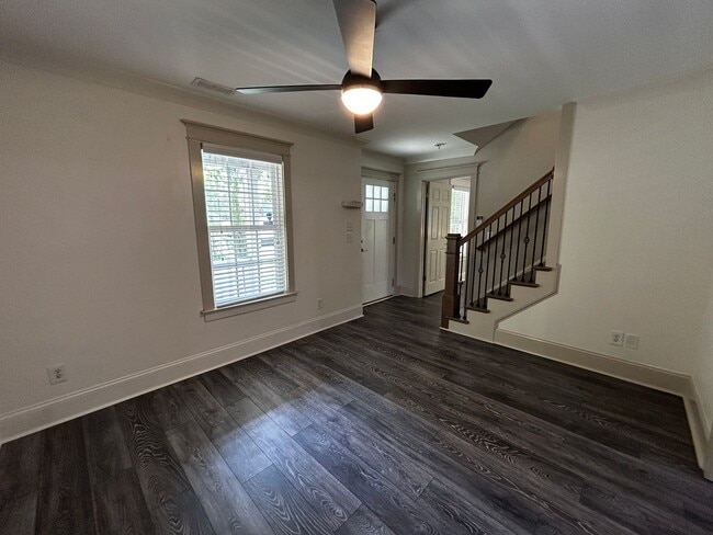 Building Photo - Gorgeous 4 Bedroom Home in Belmont Neighbo...