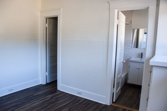 Building Photo - Grand (384-394) South