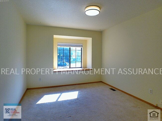 Building Photo - Charming 3 Bedroom Home With A 2 Car Garage!!