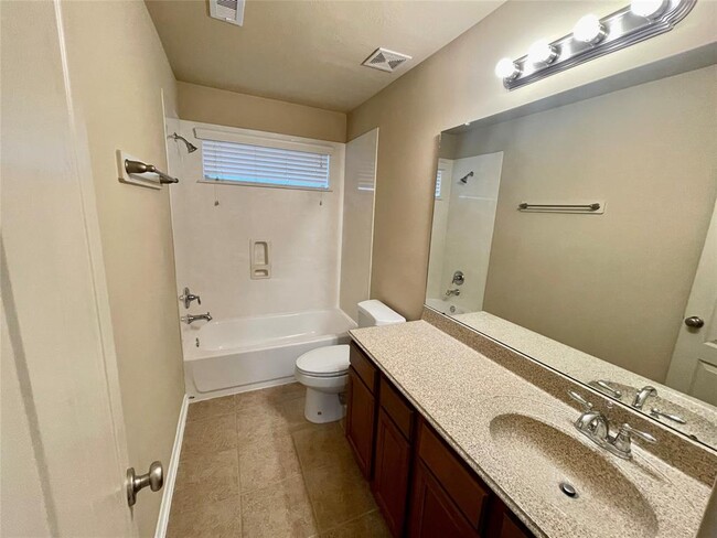 Building Photo - 2115 Mooncrest Dr