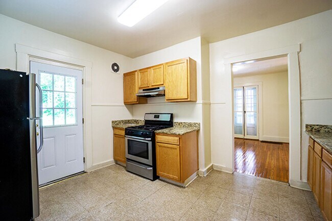 Building Photo - Available 6/1/2026 Charming Home With Priv...