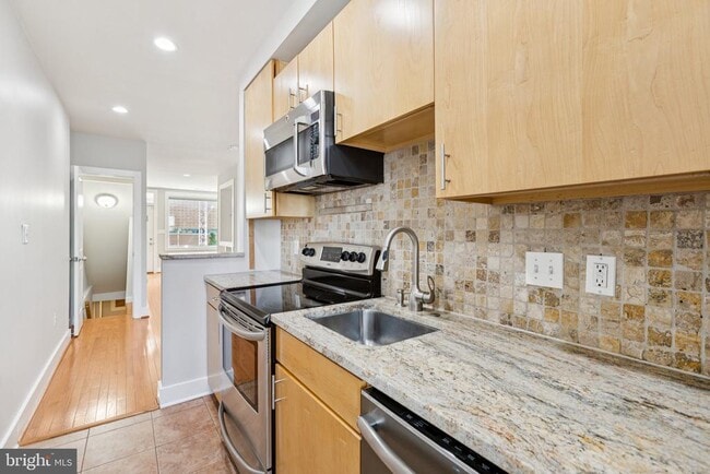 Building Photo - 625 Gresham Pl NW