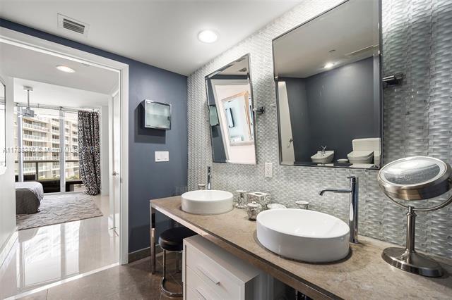 Building Photo - 495 Brickell Ave