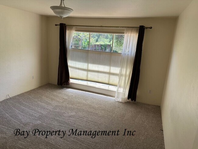 Building Photo - Charming 2 Bedroom, 1.5 Bath Home Near Riv...