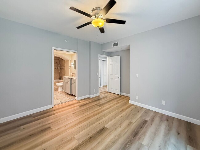 Building Photo - Beautiful 2B/2BA in the Marina w/ Newly Re...