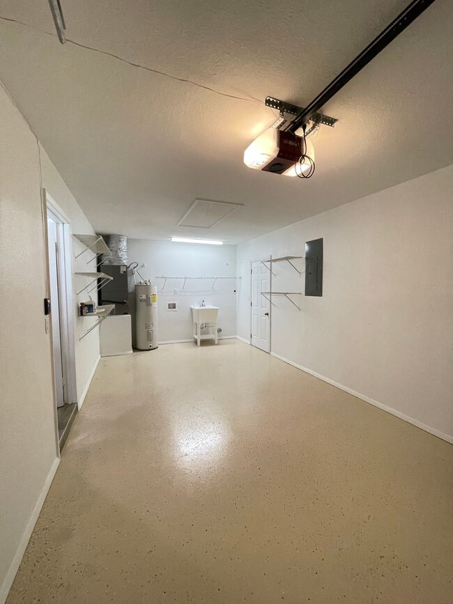 Building Photo - Fully Renovated 3bed/2bath Home in Sarasota!!