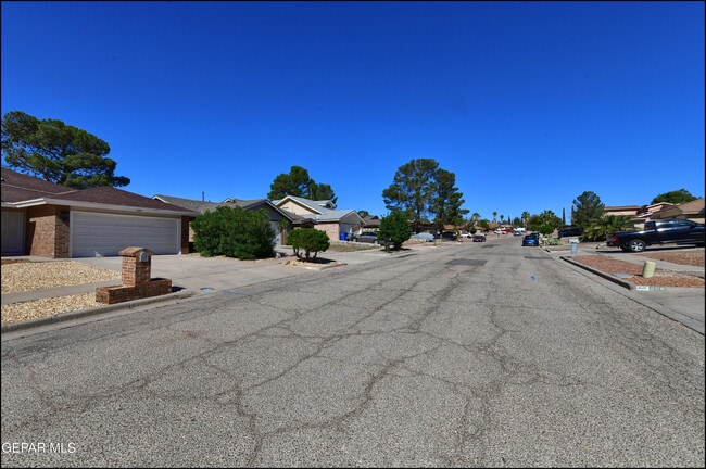 Building Photo - 609 Bristol Dr