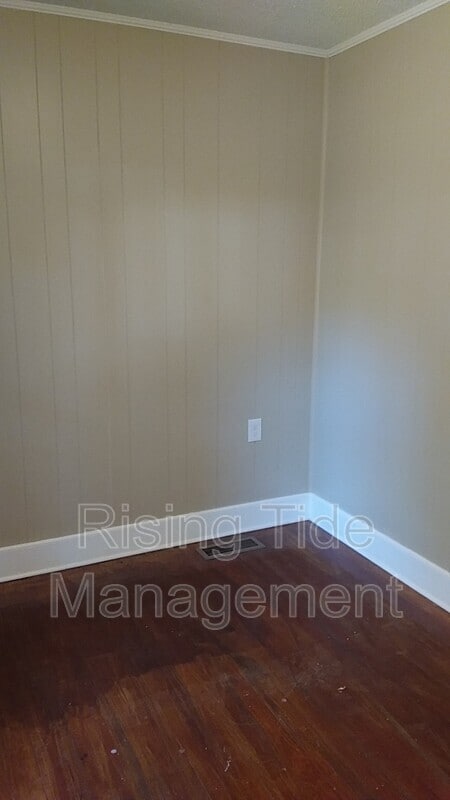 Building Photo - 123 Vines Ave