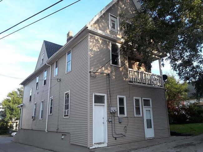 Building Photo - Remodeled & Spacious 4 Bedroom Lower Duplex in Walker's Point!