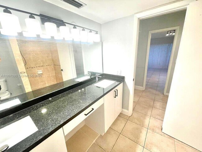 Building Photo - 400 NE 18th Ave