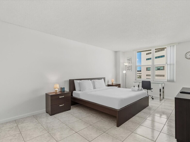 Building Photo - 3725 S Ocean Dr