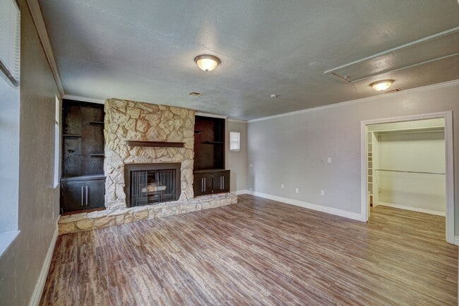 Building Photo - Nice 4 Bed 1.5 Baths Located near Tinker Diagonal
