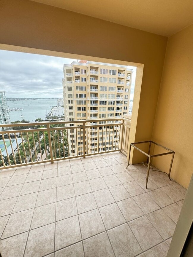 Building Photo - Seasonal/short term 3/2 renovated Ritz Carlton beauty with long water views