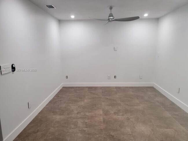 Building Photo - 1236 N Hiatus Rd