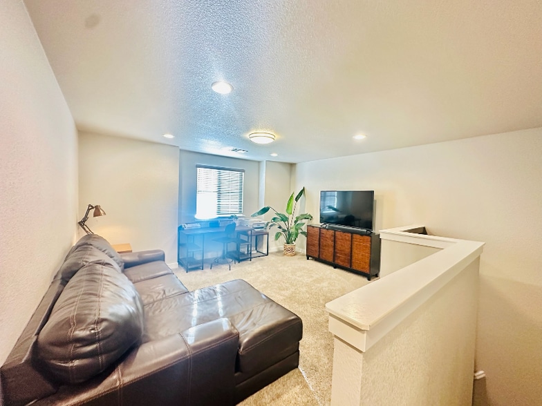 Building Photo - 286 E Chestnut St