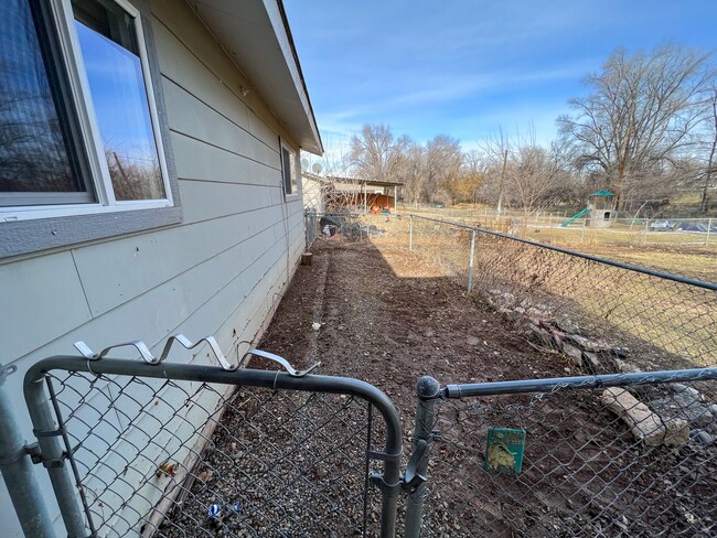 Building Photo - Redlands 3 bed 1.5 bath with yard