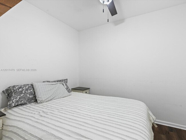 Building Photo - 5005 Collins Ave