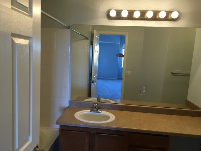 Building Photo - Beautiful Creekside at Parker Condominium!