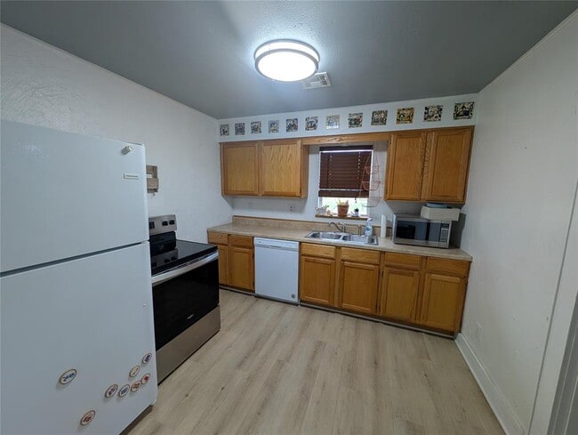 Building Photo - 101 Maple Ln