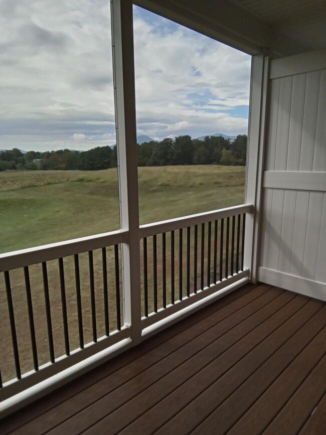 Building Photo - Patio Townhome Located 1 Block from Bedfor...