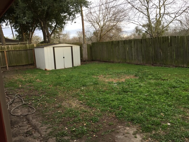 Building Photo - 10845 Eastwood Dr