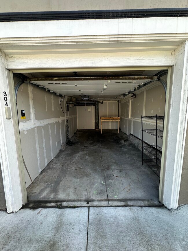 Private garage with smart automatic opener - 302 31st Ave