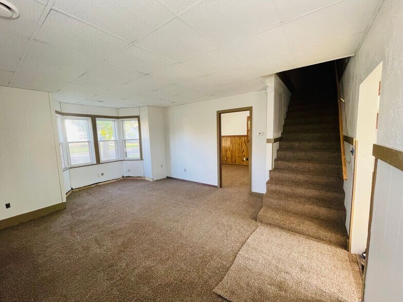 Building Photo - 250 Douglas Ave E