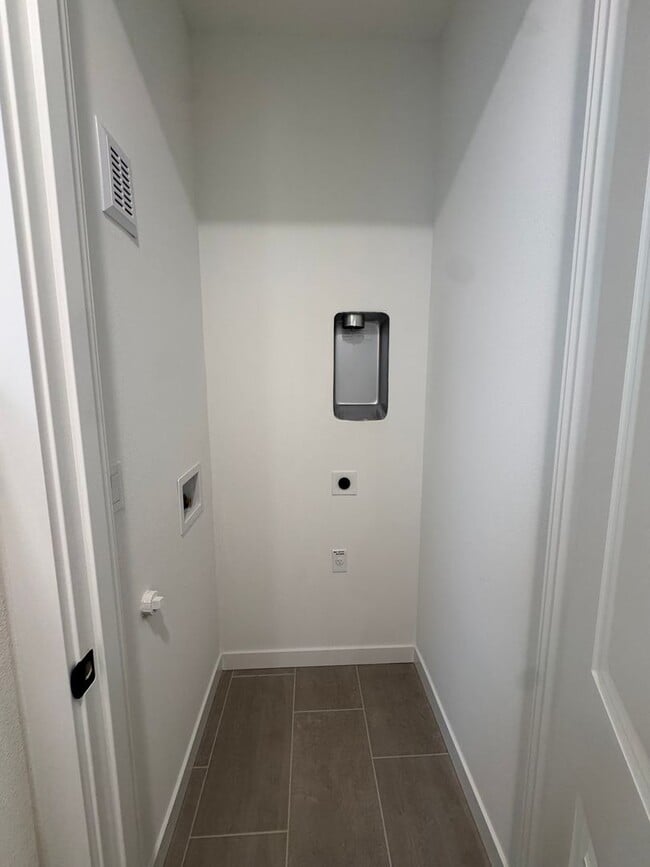 Building Photo - L0652-2