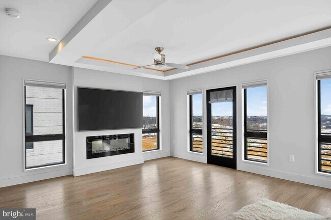 Building Photo - 911 S Oak St